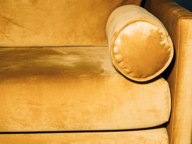 ≫ Decoración de salón con sofá mostaza ⊛ Carissa Blog